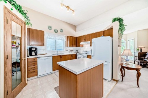 76 Hidden Way Nw, Calgary, AB - Indoor Photo Showing Kitchen