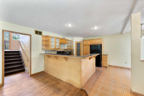 155 35 Street Nw, Calgary, AB - Indoor Photo Showing Kitchen