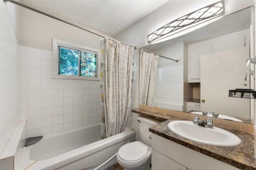 4908 23 Avenue Nw, Calgary, AB - Indoor Photo Showing Bathroom