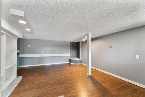 4908 23 Avenue Nw, Calgary, AB - Indoor Photo Showing Other Room