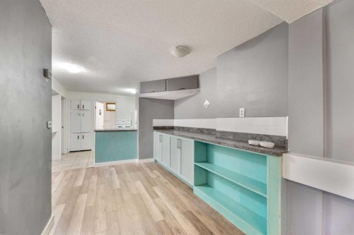 4908 23 Avenue Nw, Calgary, AB - Indoor Photo Showing Other Room