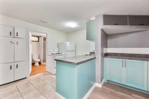 4908 23 Avenue Nw, Calgary, AB - Indoor Photo Showing Kitchen