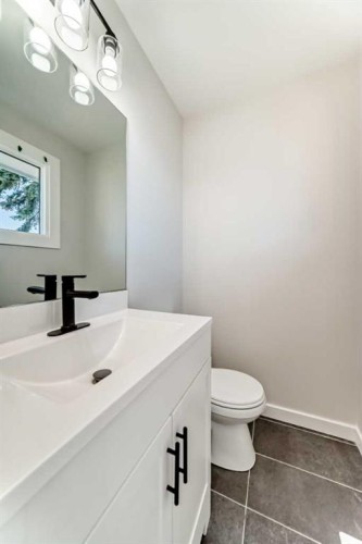 5173 Whitestone Road Ne, Calgary, AB - Indoor Photo Showing Bathroom