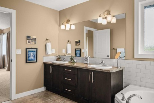 653 West Highland Crescent, Carstairs, AB - Indoor Photo Showing Bathroom