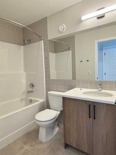 111 Chinook Winds Manor Sw, Airdrie, AB - Indoor Photo Showing Bathroom