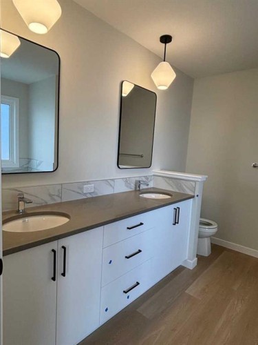111 Chinook Winds Manor Sw, Airdrie, AB - Indoor Photo Showing Bathroom