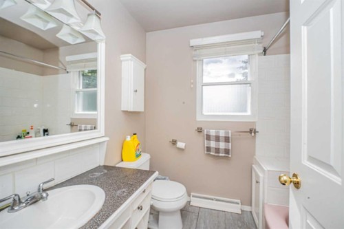 1306 1 Avenue, Canmore, AB - Indoor Photo Showing Bathroom