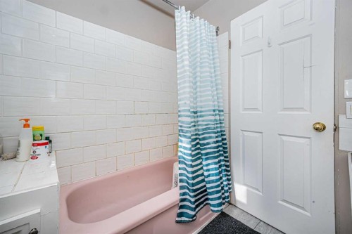 1306 1 Avenue, Canmore, AB - Indoor Photo Showing Bathroom