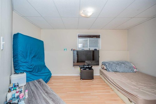 1306 1 Avenue, Canmore, AB - Indoor Photo Showing Bedroom