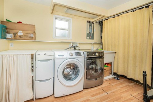 1306 1 Avenue, Canmore, AB - Indoor Photo Showing Laundry Room