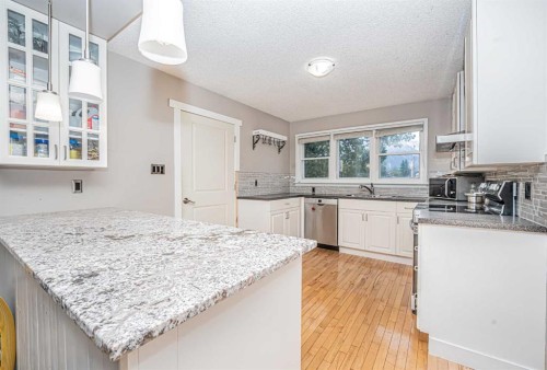 1306 1 Avenue, Canmore, AB - Indoor Photo Showing Kitchen With Upgraded Kitchen