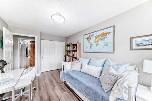 205-1811 34 Avenue Sw, Calgary, AB - Indoor Photo Showing Living Room