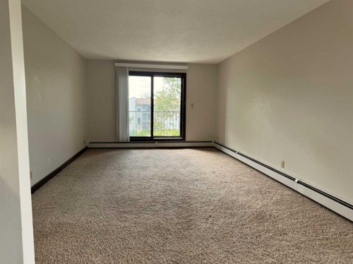 15-3440 23 Avenue South, Lethbridge, AB - Indoor Photo Showing Other Room