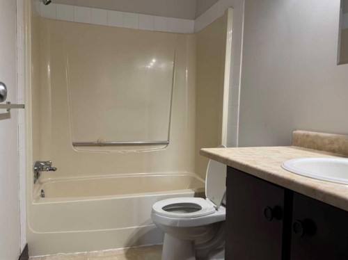 15-3440 23 Avenue South, Lethbridge, AB - Indoor Photo Showing Bathroom