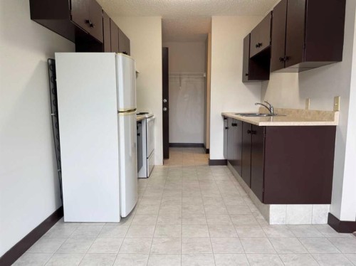 15-3440 23 Avenue South, Lethbridge, AB - Indoor Photo Showing Kitchen