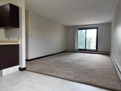 15-3440 23 Avenue South, Lethbridge, AB - Indoor Photo Showing Other Room