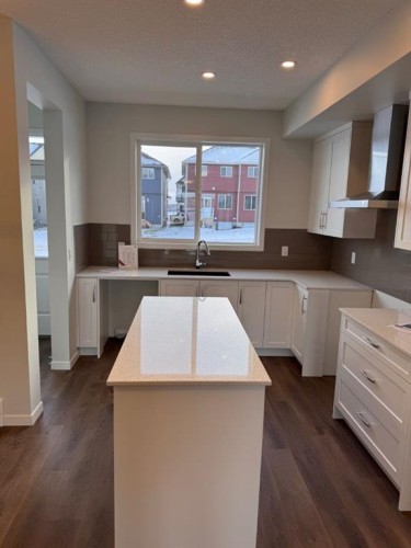 17 Setonvista Gate Se, Calgary, AB - Indoor Photo Showing Kitchen