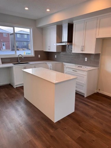 17 Setonvista Gate Se, Calgary, AB - Indoor Photo Showing Kitchen