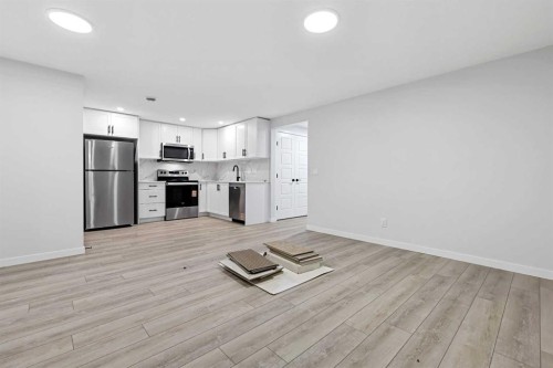 33 Magnolia Path Se, Calgary, AB - Indoor Photo Showing Kitchen