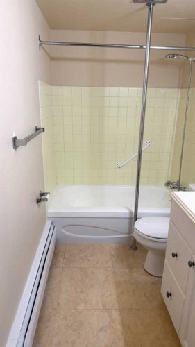 1809 5 Street Sw, Calgary, AB - Indoor Photo Showing Bathroom