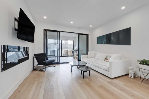 1440 26A Street Sw, Calgary, AB - Indoor Photo Showing Living Room