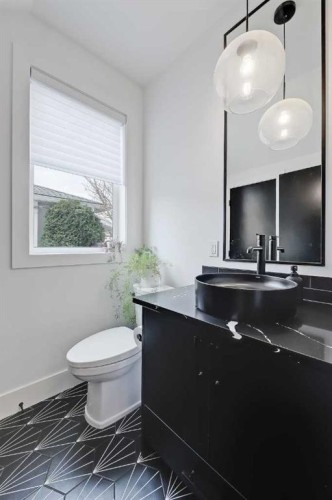 1440 26A Street Sw, Calgary, AB - Indoor Photo Showing Bathroom