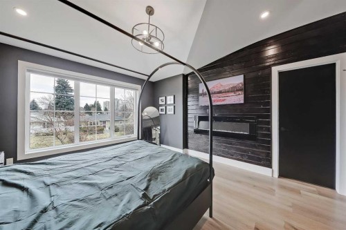 1440 26A Street Sw, Calgary, AB - Indoor Photo Showing Bedroom