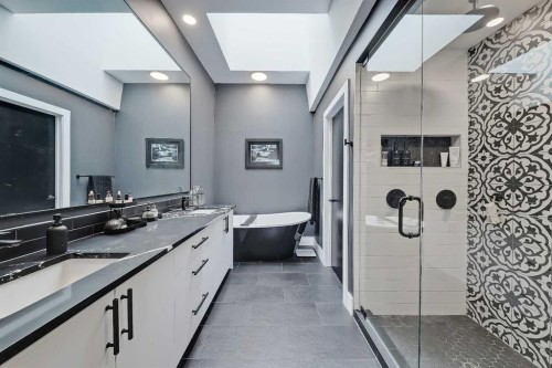 1440 26A Street Sw, Calgary, AB - Indoor Photo Showing Bathroom