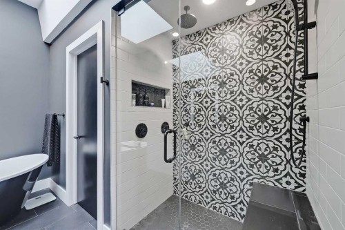 1440 26A Street Sw, Calgary, AB - Indoor Photo Showing Bathroom