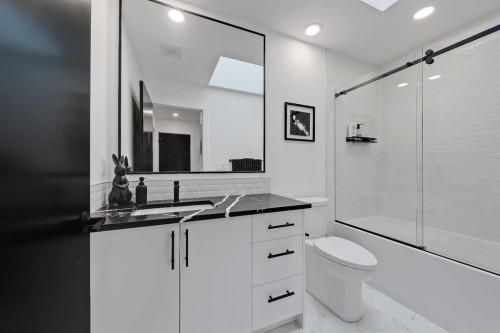 1440 26A Street Sw, Calgary, AB - Indoor Photo Showing Bathroom