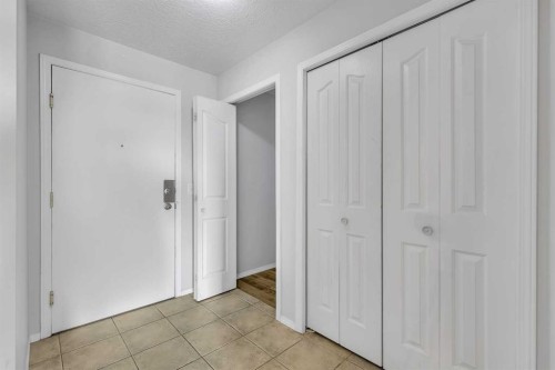 6307-304 Mackenzie Way Sw, Airdrie, AB - Indoor Photo Showing Other Room