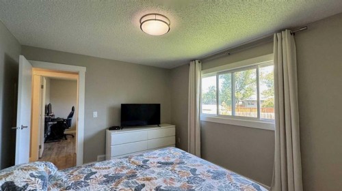 47 Sunhurst Court Se, Calgary, AB - Indoor Photo Showing Bedroom