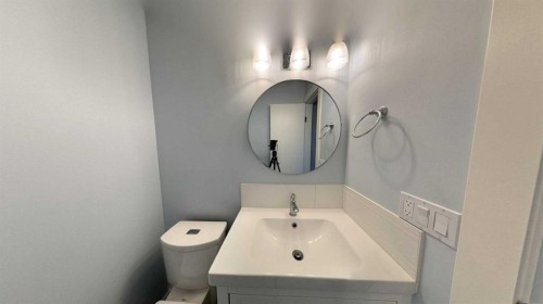 47 Sunhurst Court Se, Calgary, AB - Indoor Photo Showing Bathroom