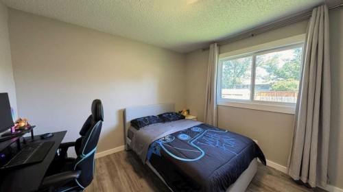 47 Sunhurst Court Se, Calgary, AB - Indoor Photo Showing Bedroom