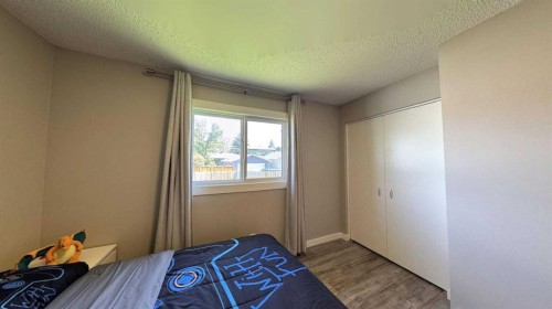 47 Sunhurst Court Se, Calgary, AB - Indoor Photo Showing Bedroom