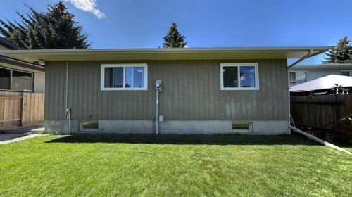 47 Sunhurst Court Se, Calgary, AB - Outdoor With Exterior