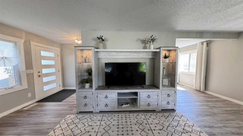 47 Sunhurst Court Se, Calgary, AB - Indoor Photo Showing Living Room