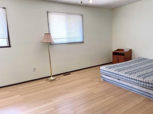 105 Valhalla Crescent Nw, Calgary, AB - Indoor Photo Showing Bedroom