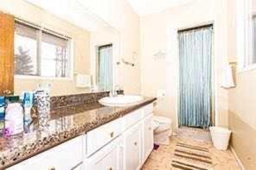 105 Valhalla Crescent Nw, Calgary, AB - Indoor Photo Showing Bathroom