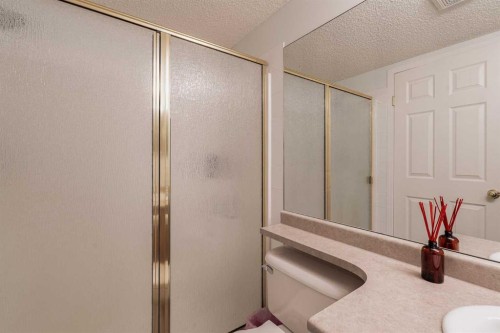 8213-304 Mackenzie Way Sw, Airdrie, AB - Indoor Photo Showing Bathroom