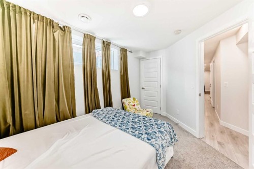 144 Evanscrest Park Nw, Calgary, AB - Indoor Photo Showing Bedroom