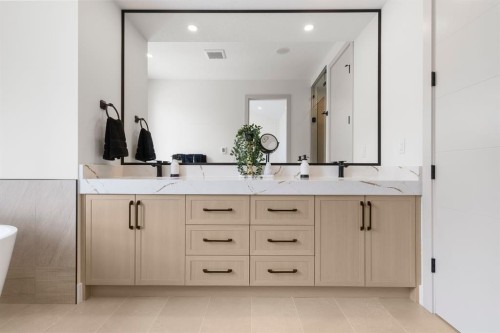 3110 40 Street Sw, Calgary, AB - Indoor Photo Showing Bathroom