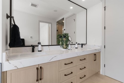 3110 40 Street Sw, Calgary, AB - Indoor Photo Showing Bathroom