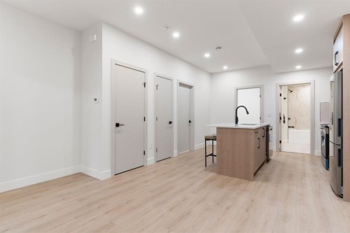 3110 40 Street Sw, Calgary, AB - Indoor Photo Showing Other Room