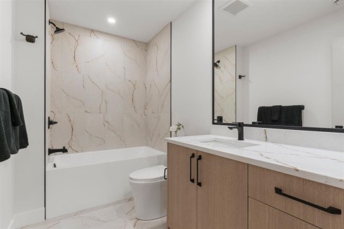 3110 40 Street Sw, Calgary, AB - Indoor Photo Showing Bathroom