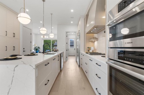 3110 40 Street Sw, Calgary, AB - Indoor Photo Showing Kitchen With Upgraded Kitchen