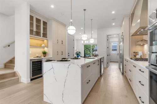 3110 40 Street Sw, Calgary, AB - Indoor Photo Showing Kitchen With Upgraded Kitchen