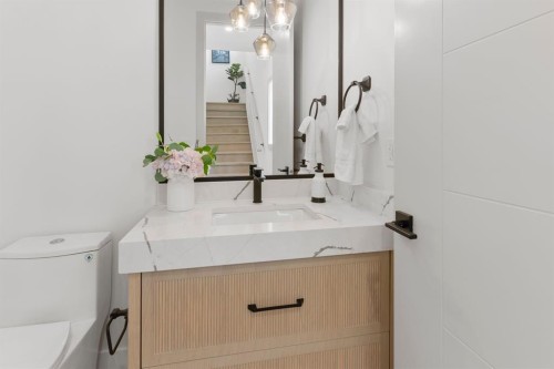3110 40 Street Sw, Calgary, AB - Indoor Photo Showing Bathroom
