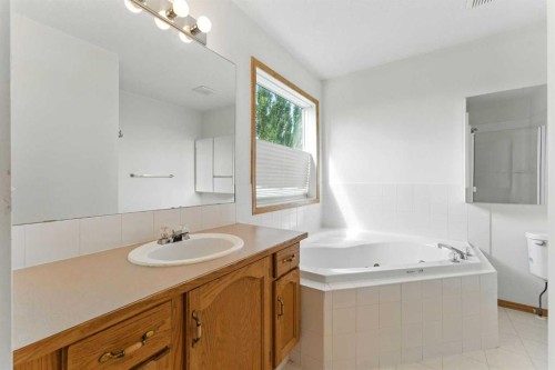 34 Tuscarora Way Nw, Calgary, AB - Indoor Photo Showing Bathroom