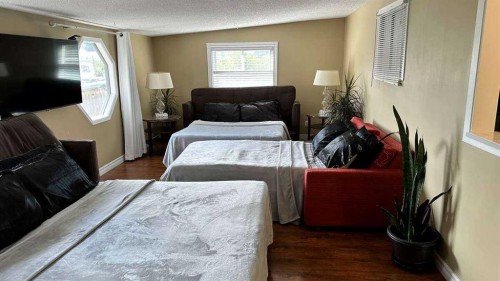 27 Penworth Place Se, Calgary, AB - Indoor Photo Showing Bedroom